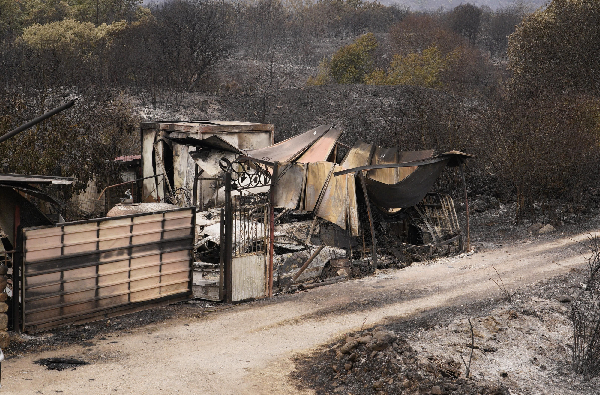 Las Médulas y sus pueblos enseñan los rescolgos de su tragedia, en imágenes