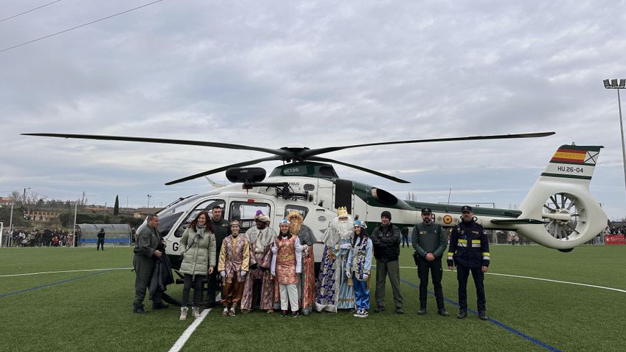 Los Reyes Magos también llegan en helicóptero a Lardero