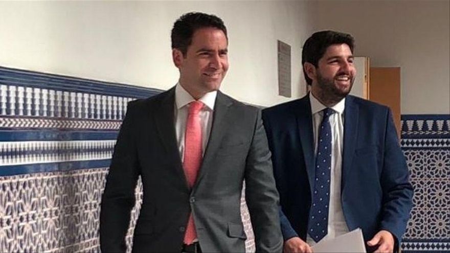 El secretario general del PP, Teodoro García Egea, y el presidente de Murcia, Fernando López MIras, en la Asamblea de Murcia. PP - Archivo