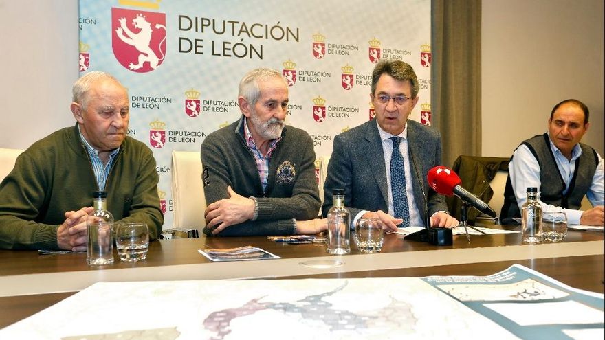 Los presidentes de los regantes de Páramo Bajo (Herminio Medina), Margen Izquierda del Porma (Matías Llorente) y Payuelos (Jorge Álvarez), con el presidente de la Diputación del PP en medio, Juan Martínez Majo. / Carlos S. Campillo / ICAL