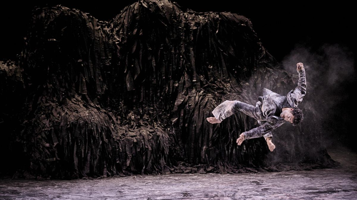 La compañía Baro d’evel se enfrenta a la catástrofe ecológica y el fascismo con un canto de libertad en 'Qui som?'