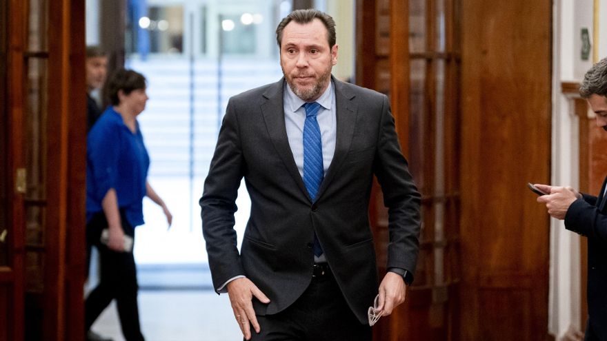 El ministro de Transportes y Movilidad Sostenible, Óscar Puente, a su salida de una sesión plenaria en el Congreso de los Diputados, a 6 de mayo de 2025, en Madrid (España).