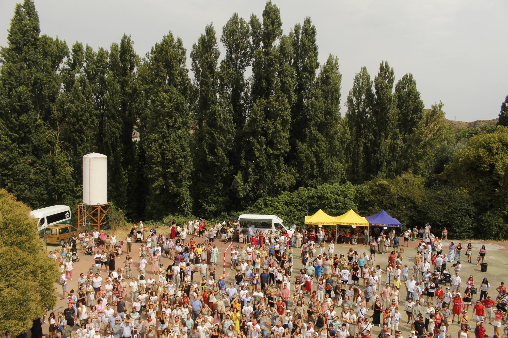 Los panes y los quesos vuelan desde la ermita de Quel para cumplir con una tradición de más de 500 años