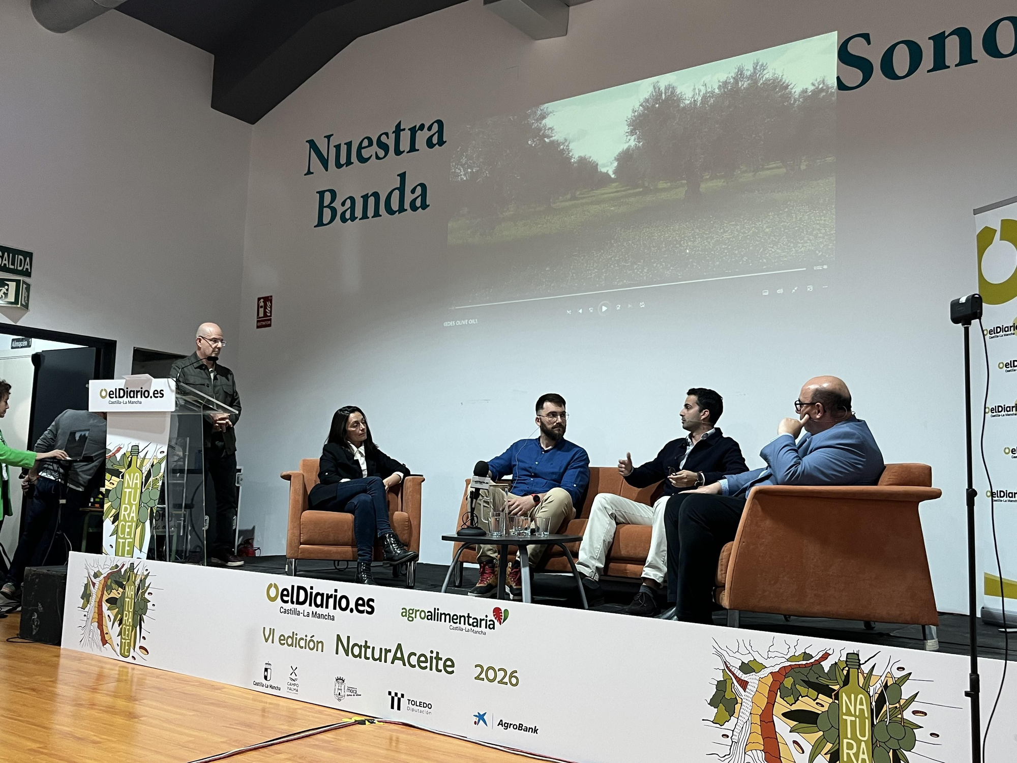 Segunda mesa de debate de NaturAceite, donde presenta su proyecto José María Guerrero, de Práxedes (segundo derecha)