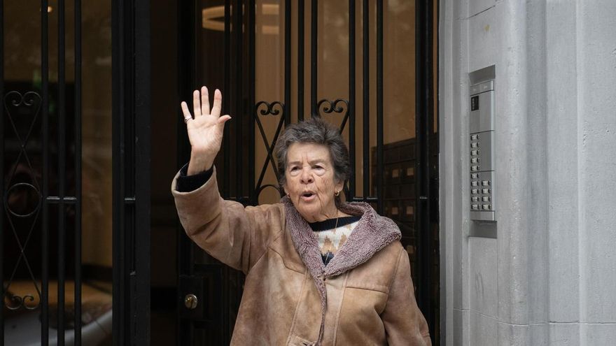 Maricarmen en el portal de su casa después de que se aplazara uno de los intentos de desahucio en octubre de 2025.