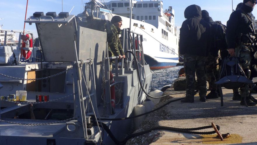 Guardacostas griegos rescatan a 92 migrantes en una operación que continua