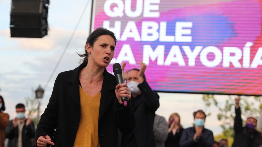 La ministra de Igualdad, Irene Montero interviene durante el acto de cierre de campaña del partido en el anfiteatro Lourdes y Mariano del parque de la Cuña Verde de Vicálvaro, a 2 de mayo de 2021, en Madrid (España).