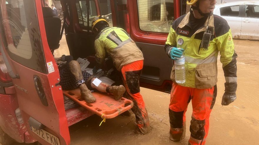 Más de un millar de sanitarios en la región se ofrecen como voluntarios mientras bomberos extremeños viajan a Valencia