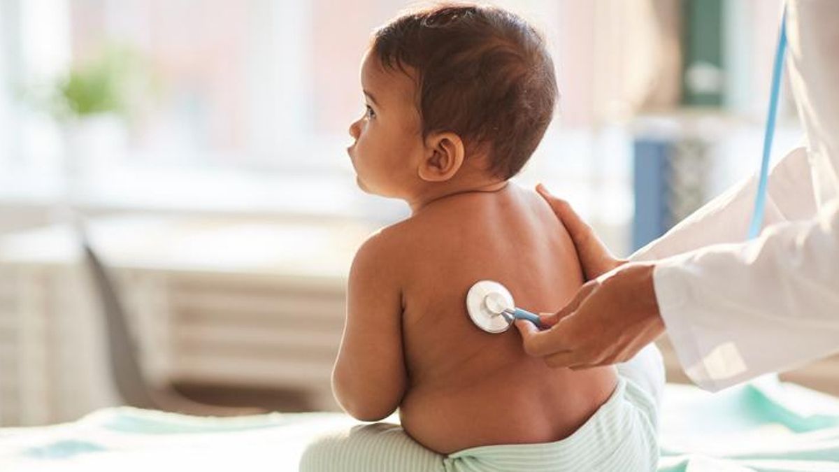 Bebé en un examen pediátrico