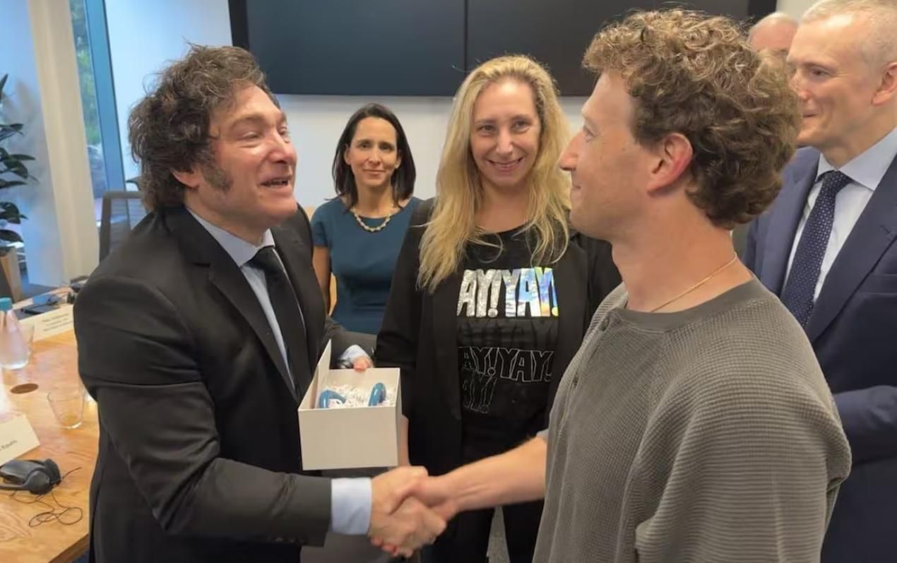 Javier Milei, durante su visita a Silicon Valley en 2024, saludando a Mark Zuckerberg.