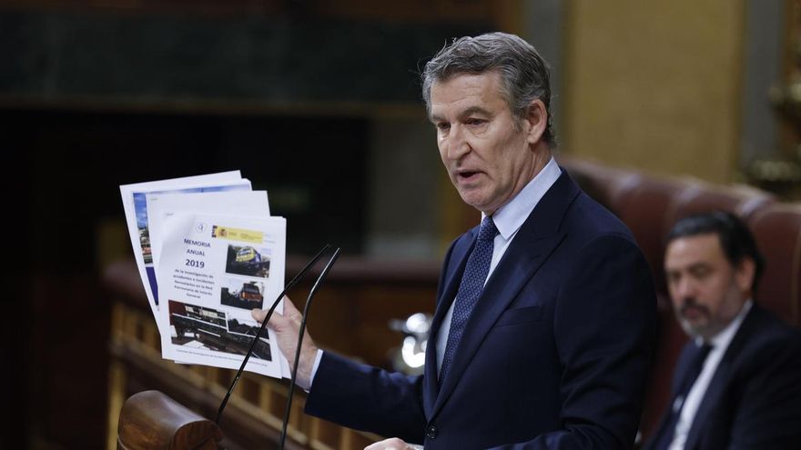 El presidente del PP, Alberto Núñez Feijóo, interviene desde la tribuna de oradores tras la intervención del presidente del Gobierno