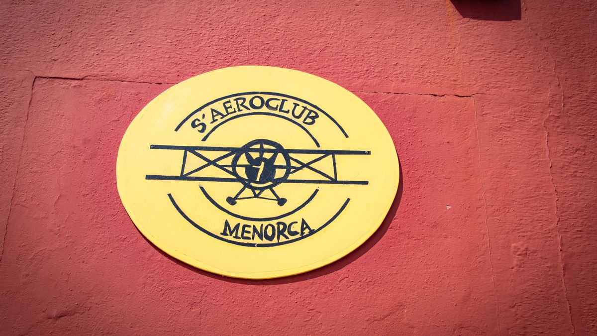 Logo de l'Aeroclub que funciona a les instal·lacions.
