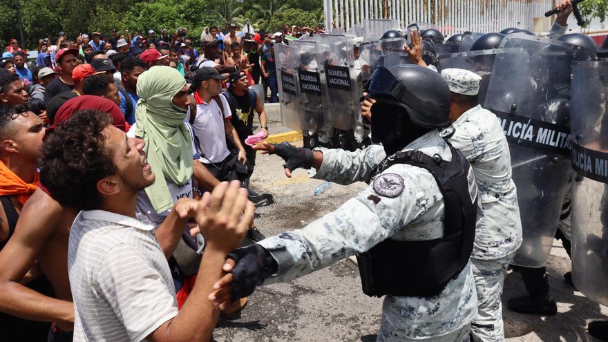 Caravana violenta oficina migratoria en el municipio mexicano de Huixtla