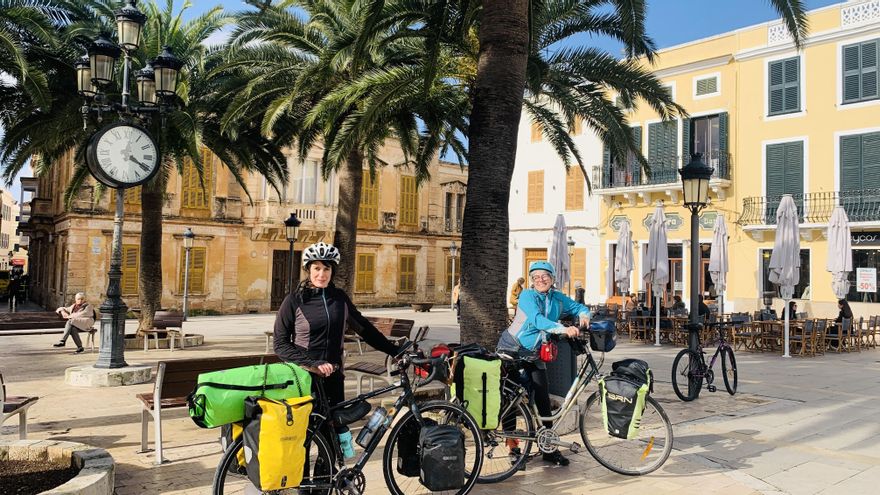 Ana Santidrián y Edurne Caballero durante su ruta por Balears, atravesando espacios urbanos donde también se expresa la relación entre territorio y modelo económico