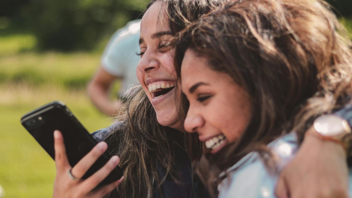 De inseparables a desconocidos: por qué el tiempo también desgasta las amistades