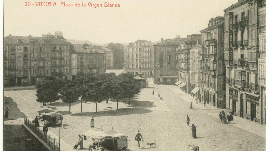 La plaza de la Virgen Blanca en 1910, todavía sin el monumento y con árboles en el centro