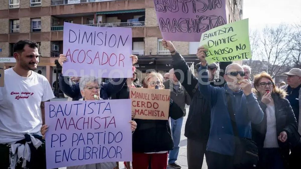 El alcalde de Móstoles rechaza dimitir y anuncia querellas en un pleno donde toda la oposición exige su marcha