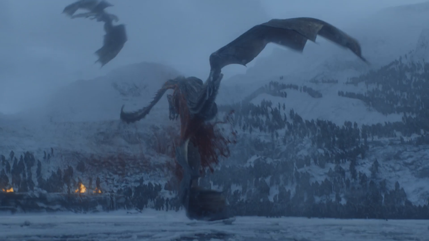 El dragón de Daenerys es herido de muerte por el Rey de la Noche.