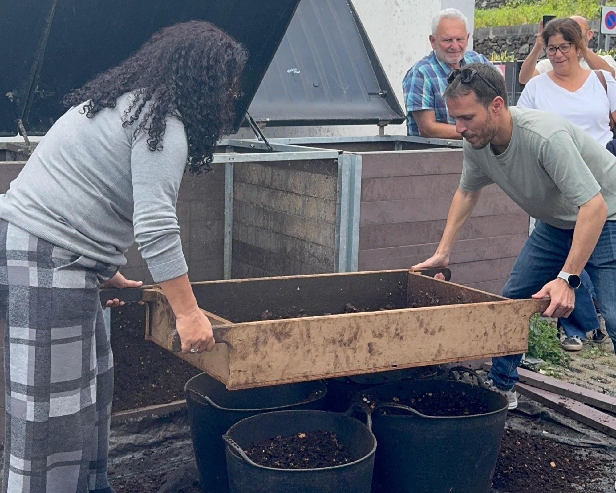 Participantes en la jornada de formación en compostaje descentralizado celebra en La Palma.