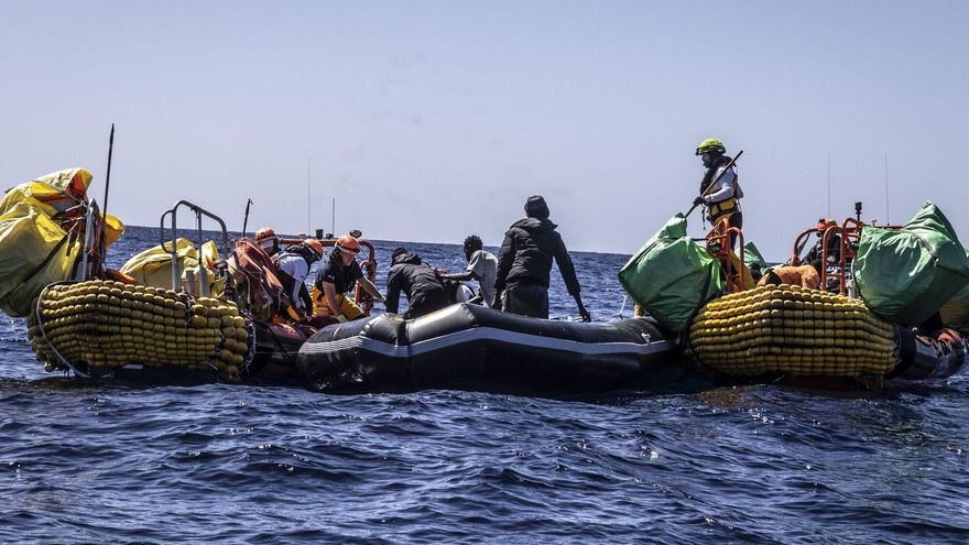 Italia envía a 1.450 kilómetros un barco con supervivientes de un naufragio con 60 muertos