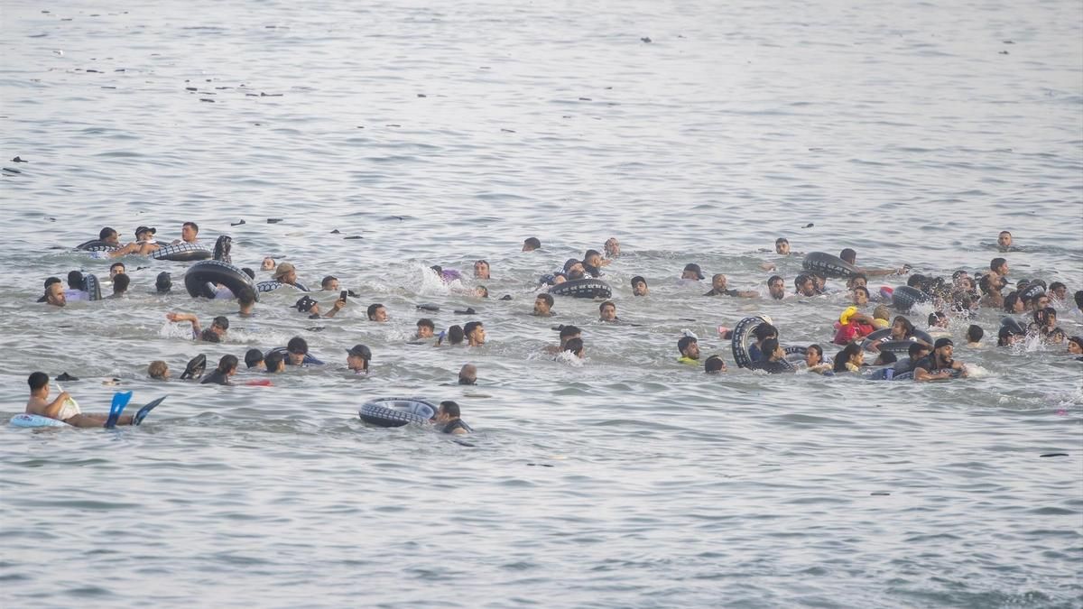 El Gobierno despliega al Ejército en Ceuta y cierra la frontera de Melilla