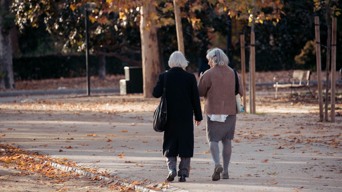 Dos mujeres paseando por un parque en Madrid, en una imagen de archivo