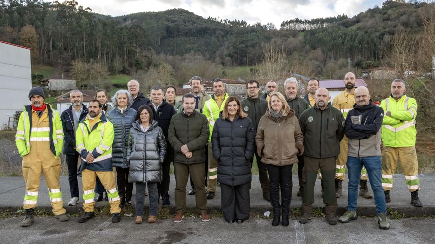 La presidenta de Cantabria, María José Sáenz de Buruaga, visita al inicio de las obras de la nueva nave forestal de Ramales de la Victoria