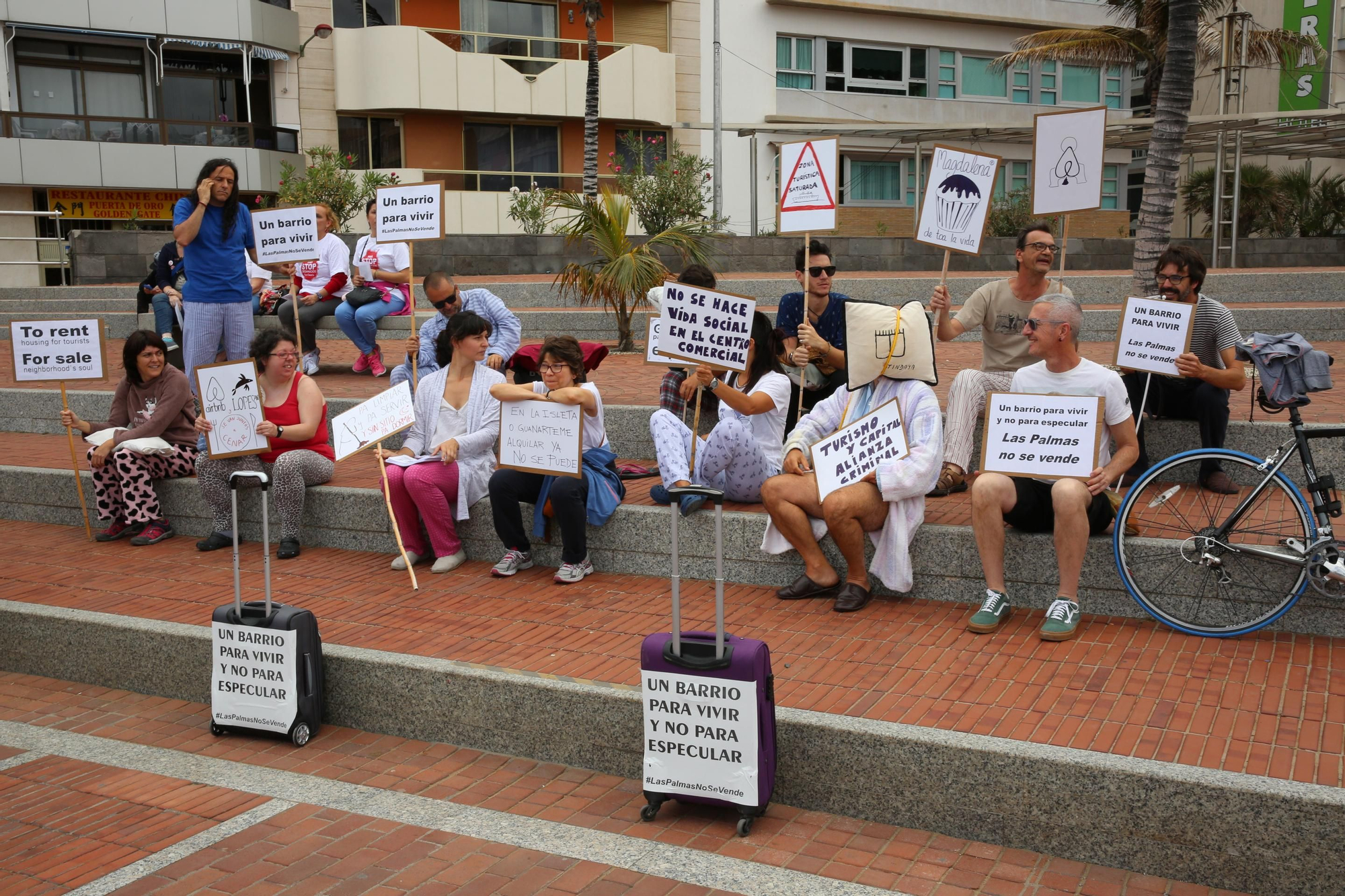 Asistentes a la protesta contra el alquiler vacacional de Las Palmas de Gran Canaria
