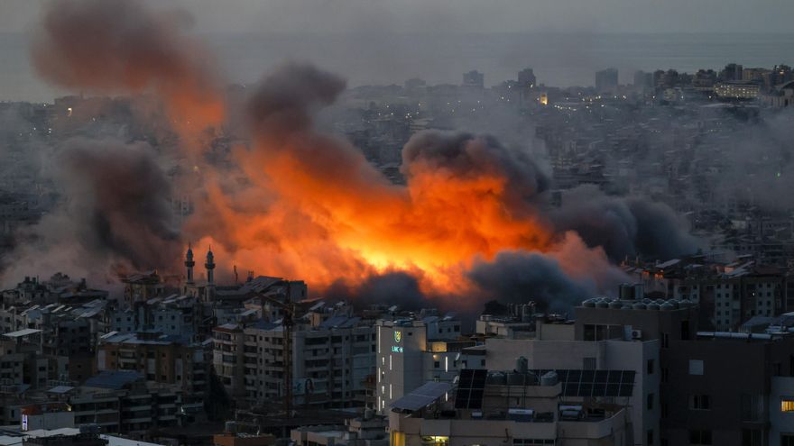 El humo y las llamas se elevan tras un ataque aéreo israelí en Dahieh, un suburbio predominantemente chiita en el sur de Beirut, Líbano, 06 de marzo de 2026. El ejército israelí afirmó que está realizando ataques en todo el país con el objetivo de la infraestructura y el personal de Hezbolá. Según el Ministerio de Salud Pública de Líbano, al menos 123 personas murieron y 683 resultaron heridas en los ataques aéreos en los suburbios del sur de Beirut y en las aldeas del sur del Líbano. (Líbano, Hizbulá/Hezbolá) EFE/EPA/WAEL HAMZEH