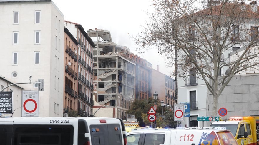 Los equipos de emergencia llegan al lugar donde ha explotado un edificio en el centro de Madrid.
