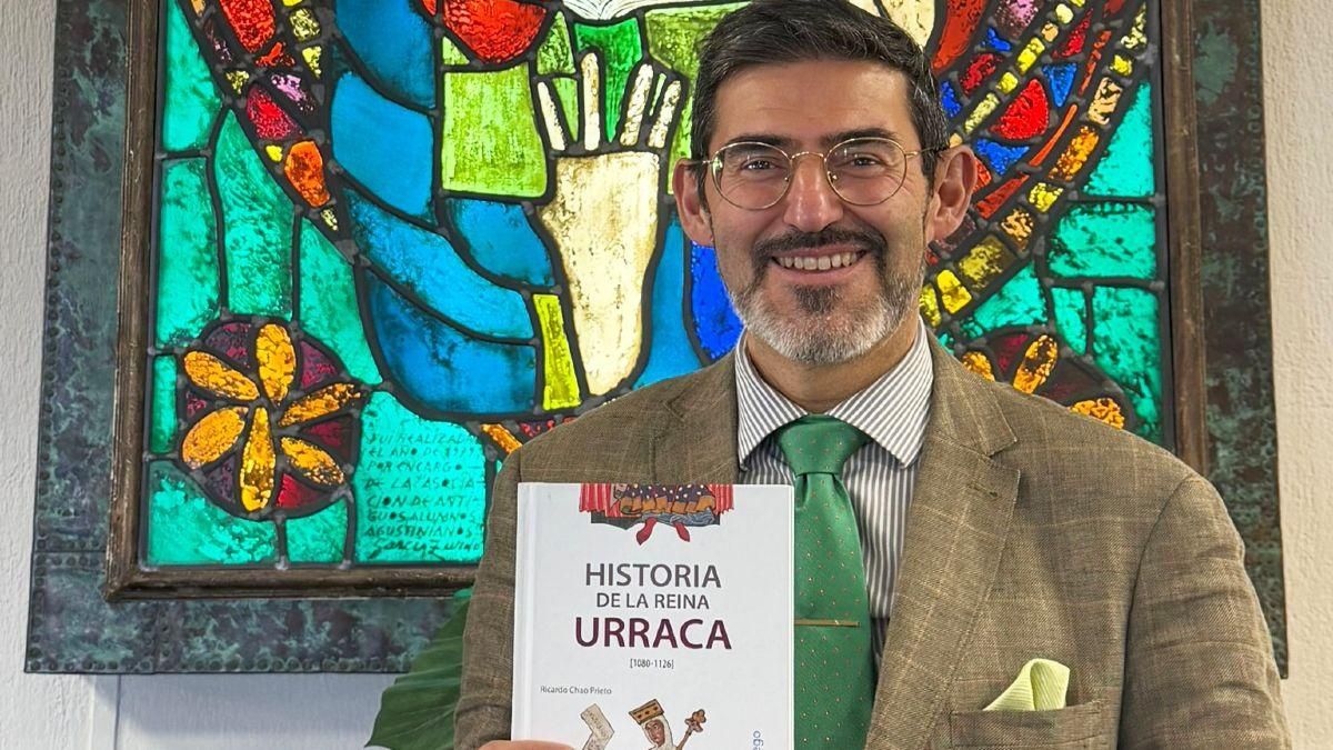 Ricardo Chao con su libro sobre la Reina Urraca I de León.