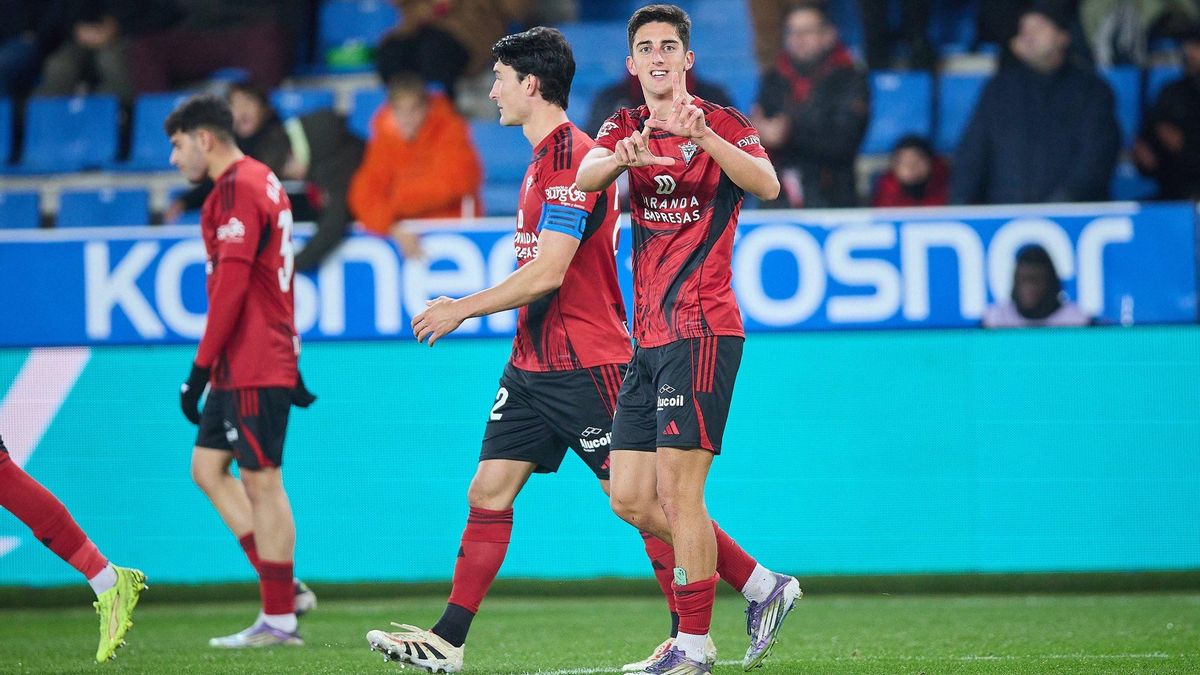 El Mirandés celebra un gol en Mendizorroza