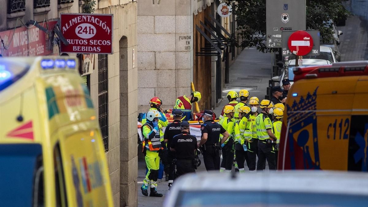 Agentes de Policía Nacional y trabajadores de emergencias en las inmediaciones dónde se ha derrumbado un edificio en obras, en la zona de Ópera, a 7 de octubre de 2025, en Madrid