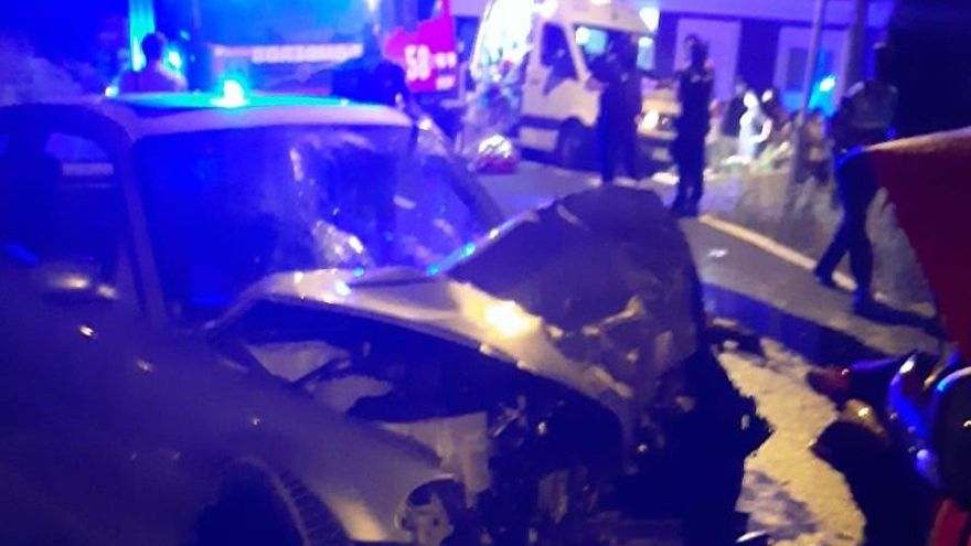 Los bomberos participaron en el dispositivo activado tras el accidente en Los Realejos