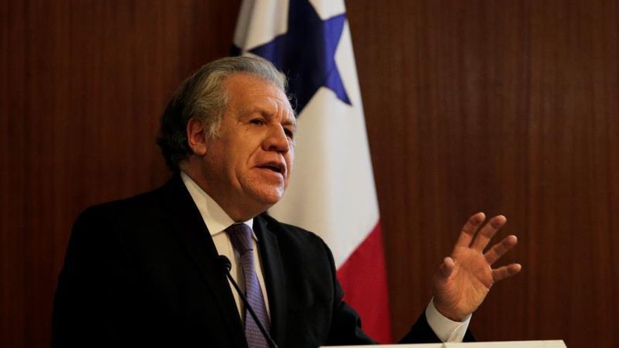 El secretario general de la Organización de Estados Americanos (OEA), Luis Almagro, habla este martes durante la conferencia magistral: "Panamá ante los nuevos desafíos a la paz social y la democracia en América Latina", dictada en la Cámara de Comercio, Industrias y Agricultura de Panamá (CCIAP) este lunes, en Ciudad de Panamá (Panamá).