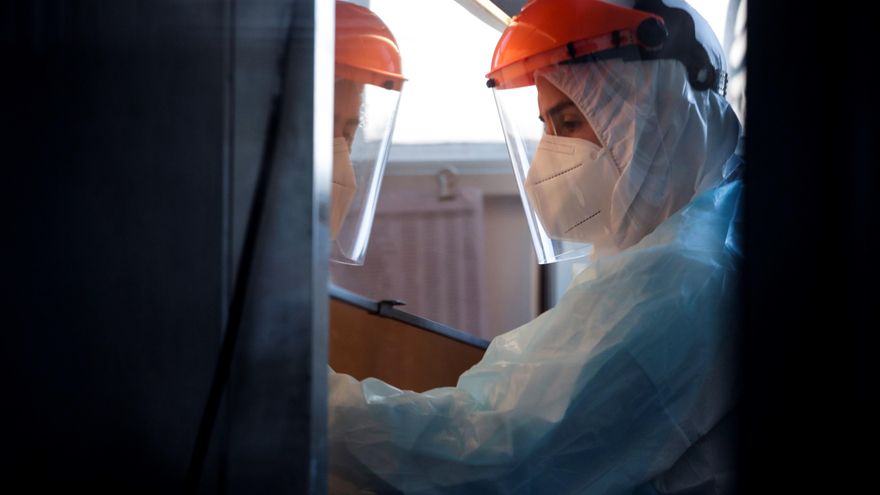 La variante N501Y-V2 del SARS-CoV2, detectada el pasado mes de diciembre en Sudáfrica, es más transmisible, pero no más grave. EFE/Alberto Valdés/Archivo