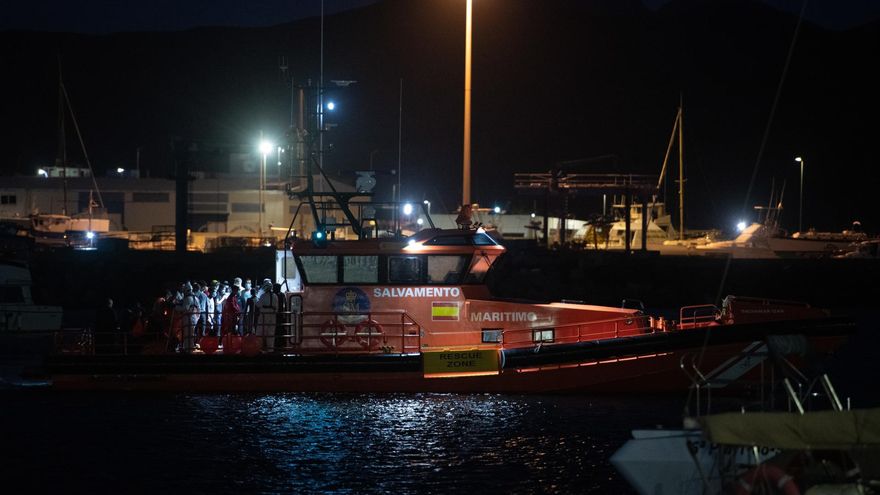 La embarcación de Salvamento Martítimo Salvamar Ízar ha trasladado este martes al puerto de Gran Tarajal, en Fuerteventura, a 54 personas. EFE/Carlos de Saá