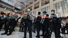 Cordón policial durante una protesta del movimiento prodemocrático en Hong Kong