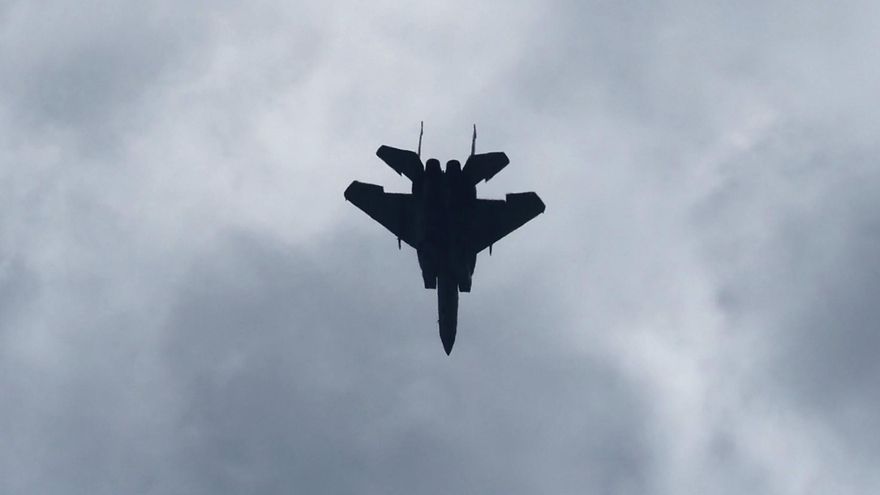 Un avión de combate F-15 de la Fuerza Aérea Israelí sobrevuela el centro de Israel el 30 de marzo de 2026.