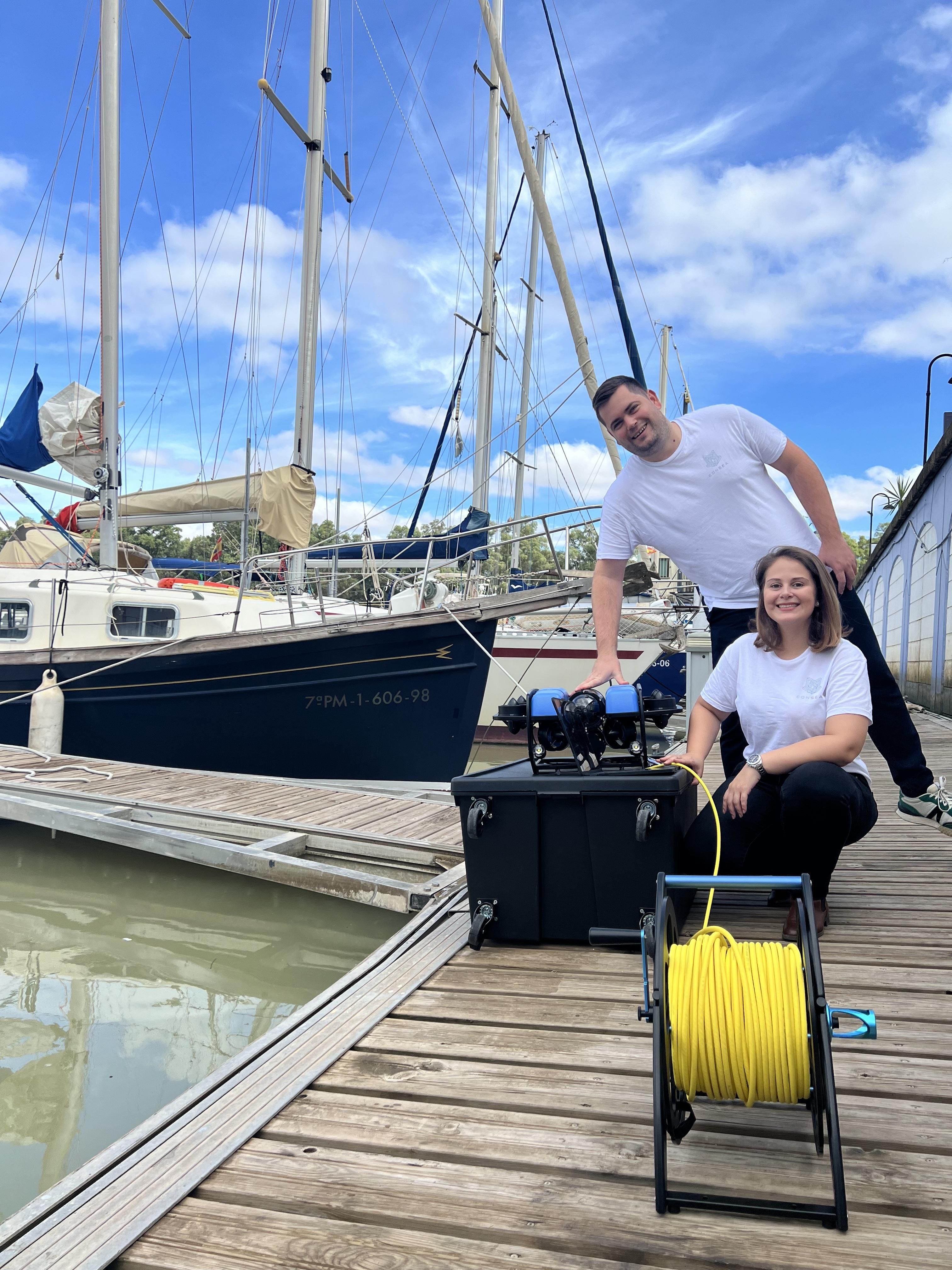 David Pinto (CEO) y Camila Rodrígues (CTO) durante unas pruebas de su sistema.