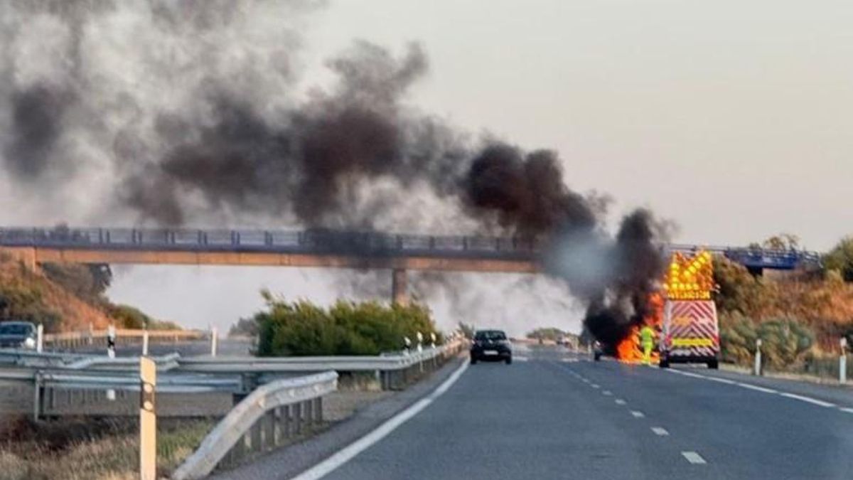 El incendio del coche en la autovía León-Benavente comprometió el tráfico por momentos.