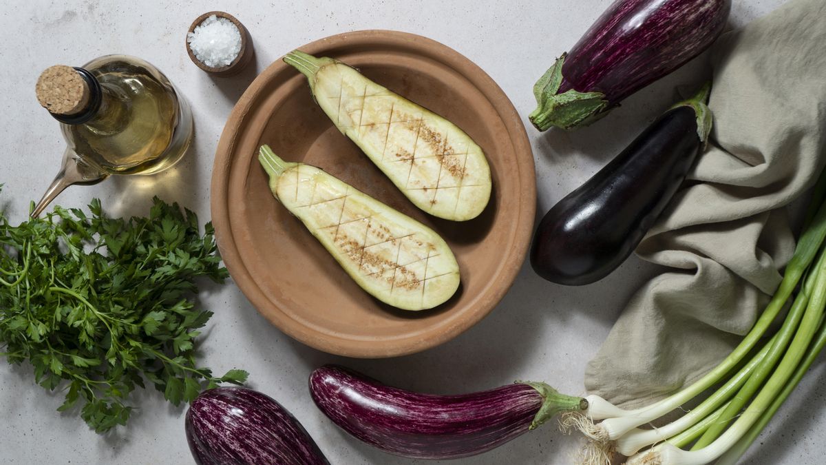 Para hornearlas, partiremos las berenjenas por la mitad