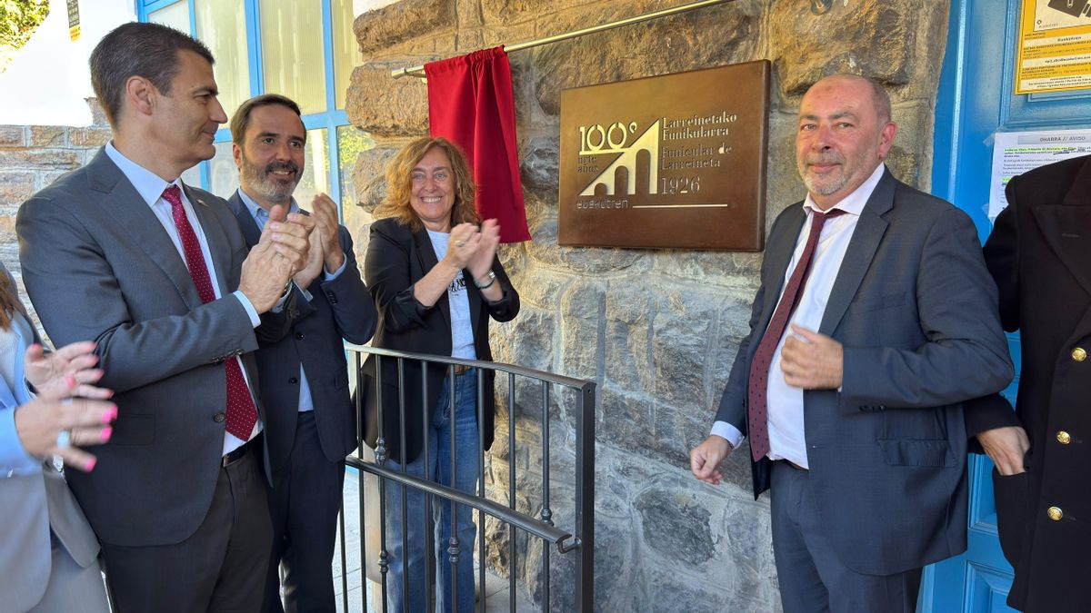 Placa conmemorativa de los cien años de historia del funicular