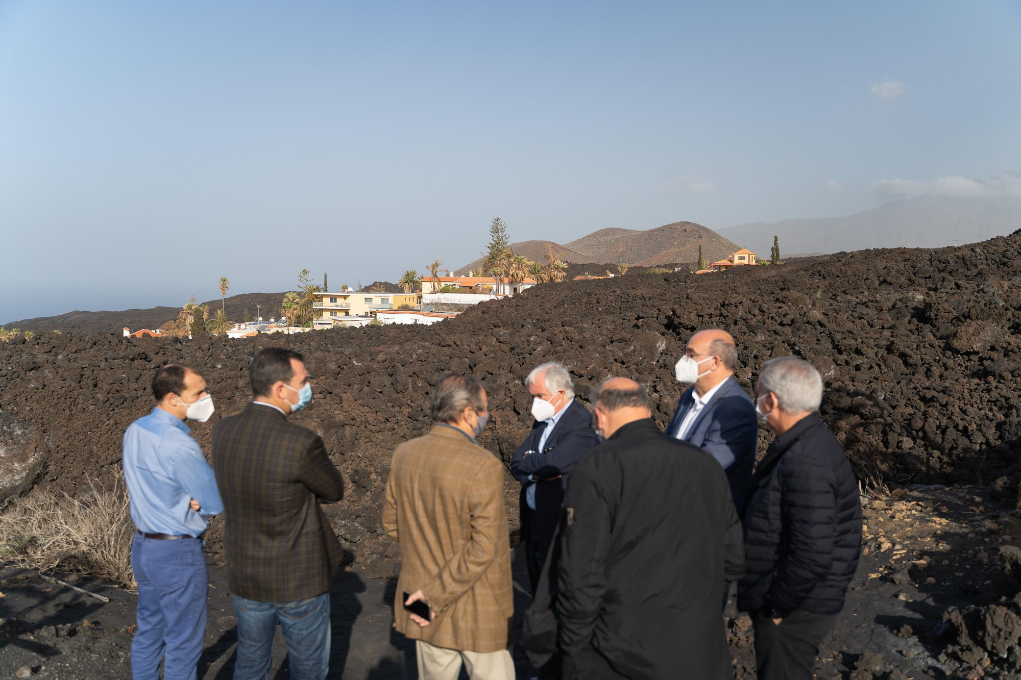 Un momento de la visita a las carreteras dañadas por la vertiente sur de la colada.