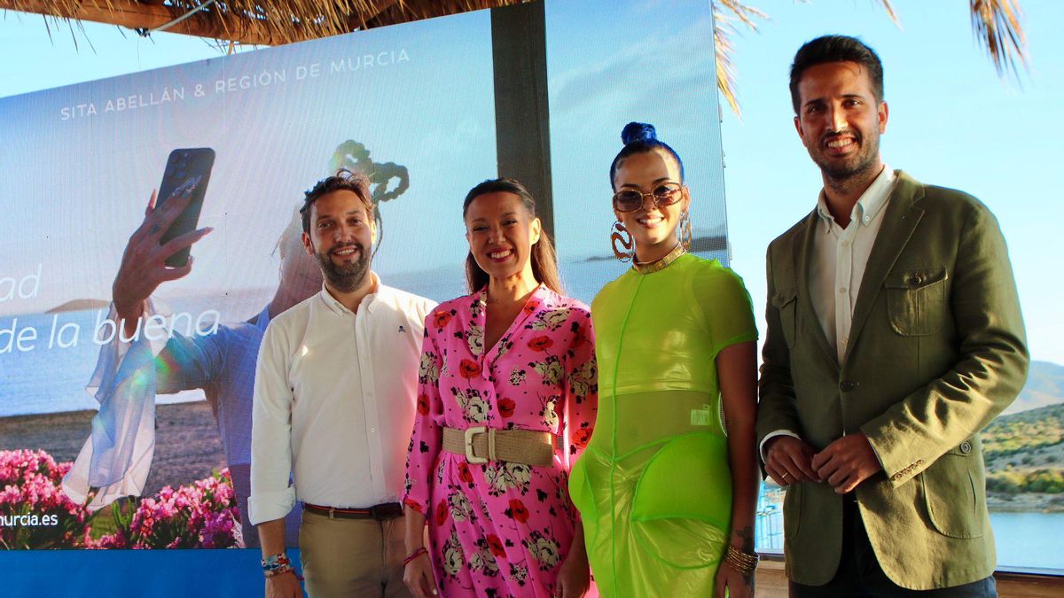 La consejera de Turismo, Cultura, Juventud y Deportes, Carmen Conesa, presenta la campaña turística de verano 2024 junto con la dj e influencer, Sita Abellán