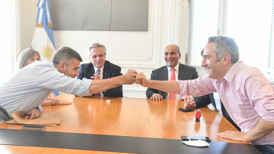 Juan Zabaleta y Andrés "Cuervo" Larroque, junto a Alberto Fernández, hace 10 días, antes del estallido de otro round de la interna en Casa Rosada