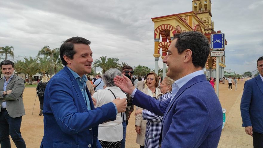 Juanma Moreno saluda a José María Bellido.