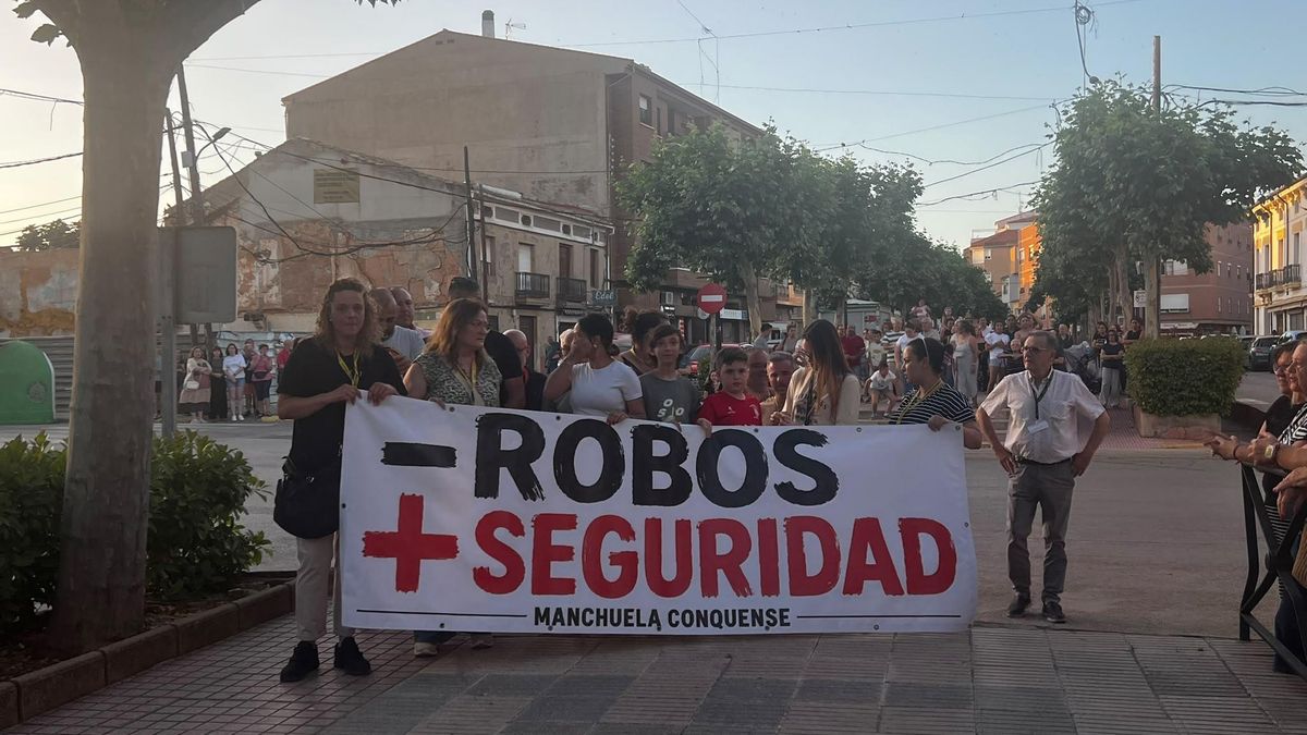 Vecinos y vecinas de Motilla del Palancar salieron este miércoles a la calle para reclamar más seguridad