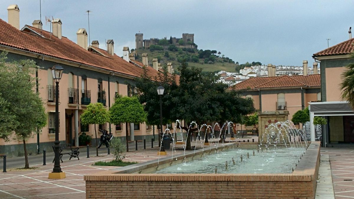 El Castillo de Almodóvar desde las calles del pueblo.