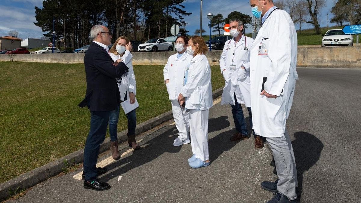 Miguel Rodríguez durante una visita a un centro sanitario.